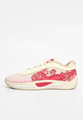 Turnschuhe mit einem cremefarbenen Obermaterial aus Stoff, das mit roten Rosen bestickt ist, einem pinken seitlichen Design und einer strukturierten Sohle in Beige mit rotem Akzent.