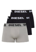 Drei Paare Herren-Boxershorts in Schwarz und Grau. Aus weichem Stoff gefertigt, verfügen sie über einen dicken elastischen Bund mit dem weißen "DIESEL"-Logo.