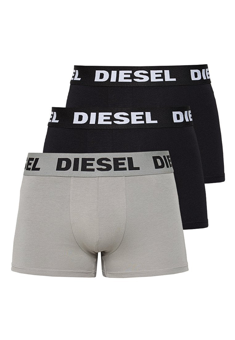 Drei Paare Herren-Boxershorts in Schwarz und Grau. Aus weichem Stoff gefertigt, verfügen sie über einen dicken elastischen Bund mit dem weißen "DIESEL"-Logo.