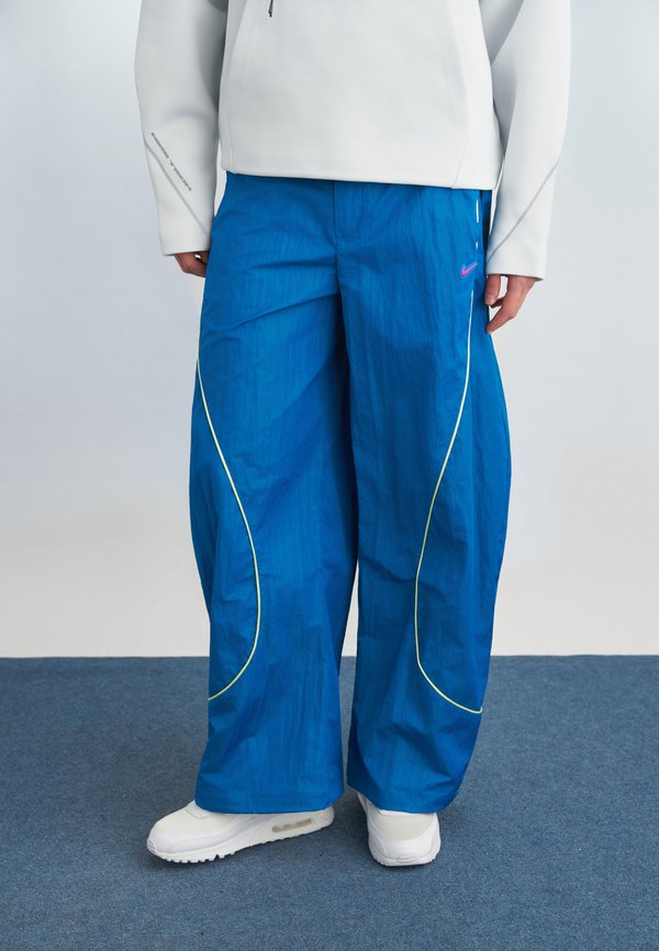 Nike Sportswear TOBI - Tracksuit bottoms - brilliant blue/voltage green/dark raisin/vivid purple