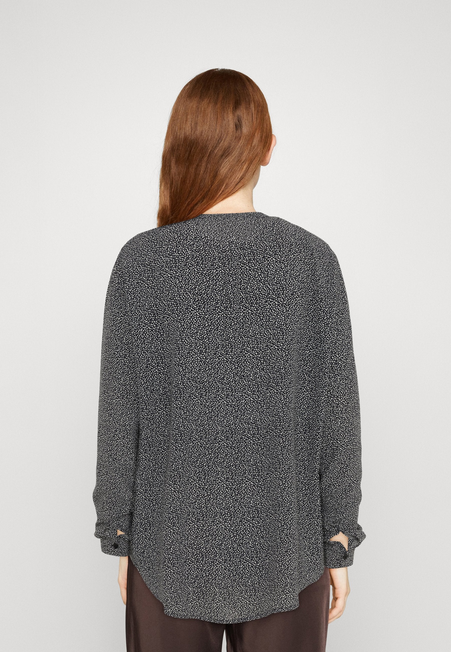 HENLEY BLOUSE Media 4