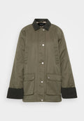 Olivgrüne Jacke mit einem Cordkragen, Druckknopfverschluss und zwei Vorderaschen. Hat eine lockere Passform und gerippte Bündchen.