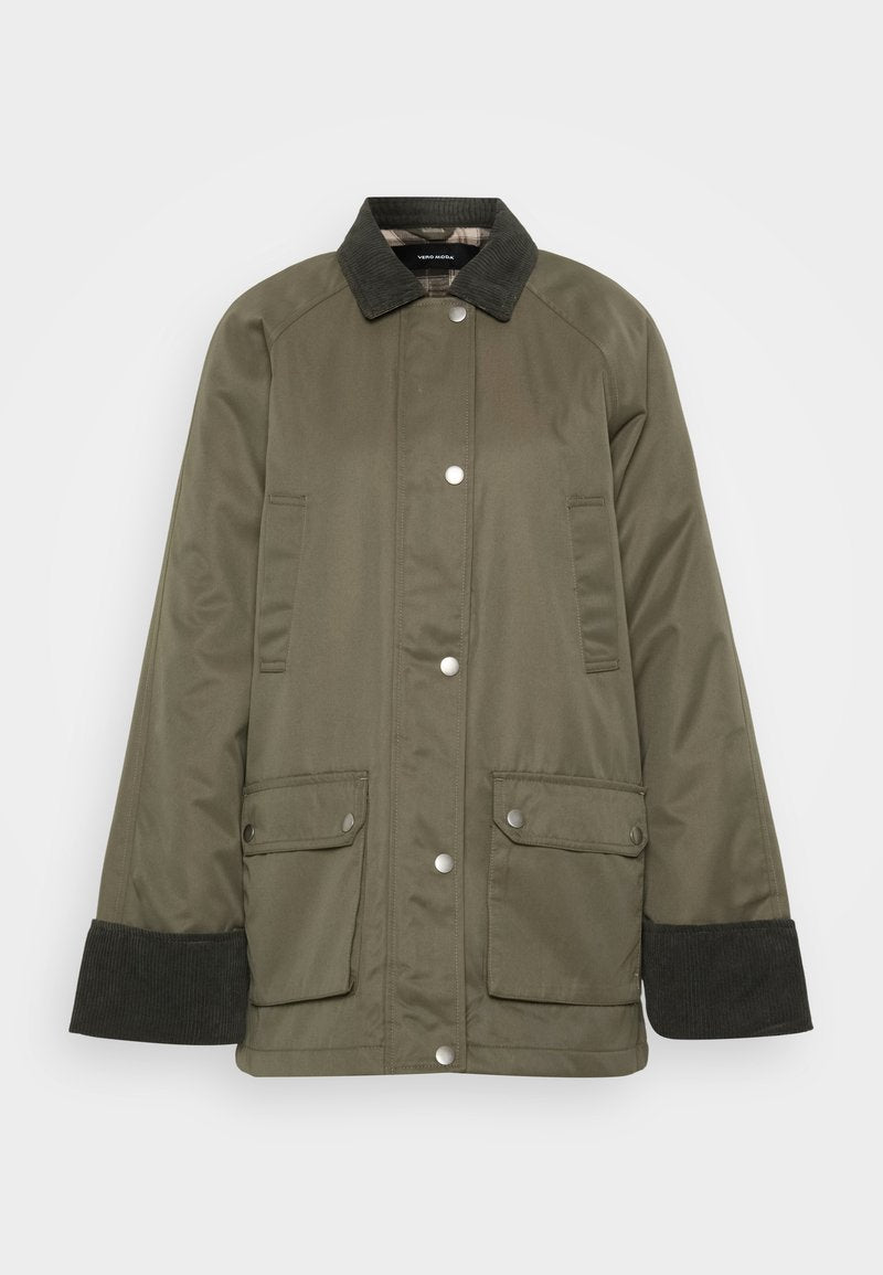 Olivgrüne Jacke mit einem Cordkragen, Druckknopfverschluss und zwei Vorderaschen. Hat eine lockere Passform und gerippte Bündchen.
