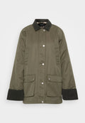 Olivgrüne Jacke mit einem Cordkragen, Druckknopfverschluss und zwei Vorderaschen. Hat eine lockere Passform und gerippte Bündchen.