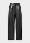 Schwarze weit geschnittene Hose aus glänzendem Material. Mit einem vorderen Knopfverschluss, leichter Schimmer und klaren Linien ohne sichtbare Muster.