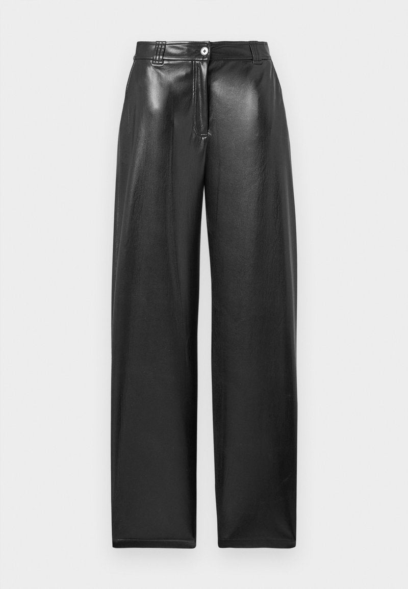 Schwarze weit geschnittene Hose aus glänzendem Material. Mit einem vorderen Knopfverschluss, leichter Schimmer und klaren Linien ohne sichtbare Muster.