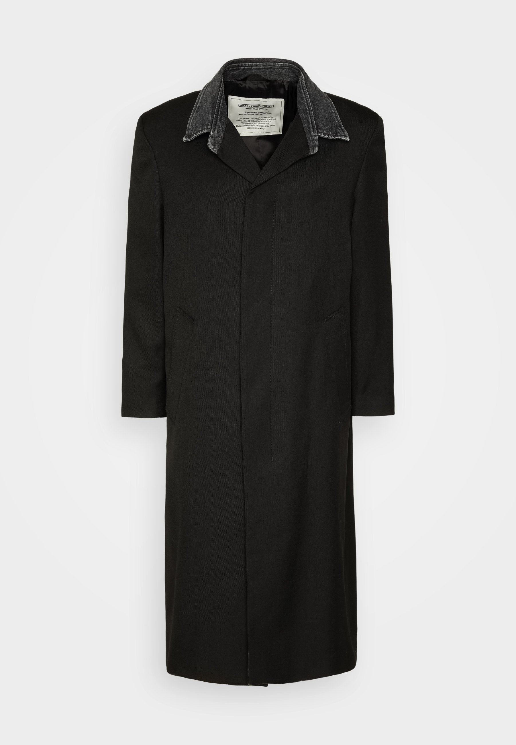 Schwarzer Mantel aus Stoff, mit einem Jeanskragen, langen Ärmeln, zwei Seitentaschen und einem geraden Schnitt mit minimalen Nähdetails.