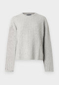 Grauer Strickpullover mit Zopfmuster, geripptem Rundhalsausschnitt und langen Ärmeln. Die Textur ist weich und zeigt unterschiedliche Grautöne.