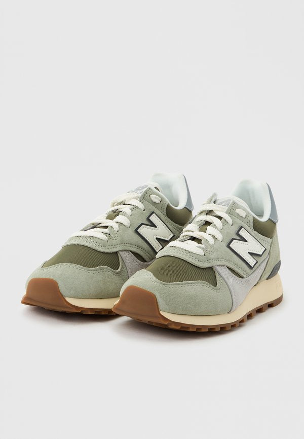 New Balance 475