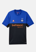 Kurzärmeliges Sporttrikot in Blau und Schwarz mit orangefarbenem "betsson.sport"-Logo, ACG-Dreieck-Logo und zweisterngestelltem Inter Mailand-Wappen auf der Vorderseite.