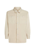 Beige Hemdjacke aus Baumwolle mit zwei vorderen Taschen, silbernen Druckknöpfen und langen Ärmeln mit Knopfmanschetten.