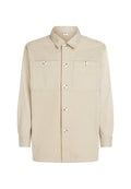 Beige Hemdjacke aus Baumwolle mit zwei vorderen Taschen, silbernen Druckknöpfen und langen Ärmeln mit Knopfmanschetten.