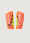 Nike Performance MERCURIAL LITE SINGUARDS UNISEX - Shin pads - hyper crimson/volt/black