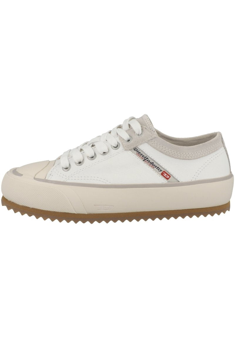Weißer Sneaker mit grauen Akzenten, mit einer strukturierten Sohle, Schnürdesign und einer Gummikappe. Logodetail an der Seite.