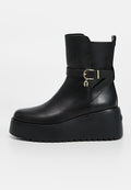 Schwarzer Knöchelhoher Stiefel aus glattem Leder mit Plateausohle. Verfügt über eine goldfarbene Schnallendetail und ein abgerundetes Zehendesign.