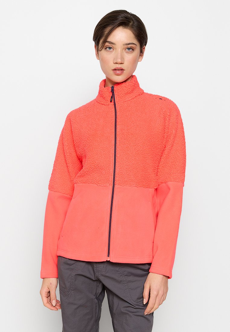 Fleecejacke in leuchtendem Koralle mit einem strukturierten oberen Bereich und glattem unteren Bereich. Merkmale sind ein durchgängiger Reißverschluss vorne und ein hoher Kragen.