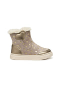 Rosa Wildleder-Stiefeletten mit goldenen Herzmuster, weichem weißen Kunstfellfutter, goldenen metallischen Akzenten und beigen Gummisohlen.