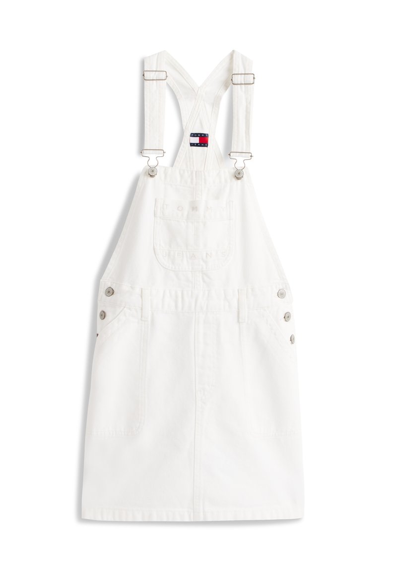 Weißes Latzkleid mit verstellbaren, überkreuzten Trägern am Rücken, Brusttasche vorne, Knopfdetails an den Seiten und Tommy Jeans Logoaufnäher.