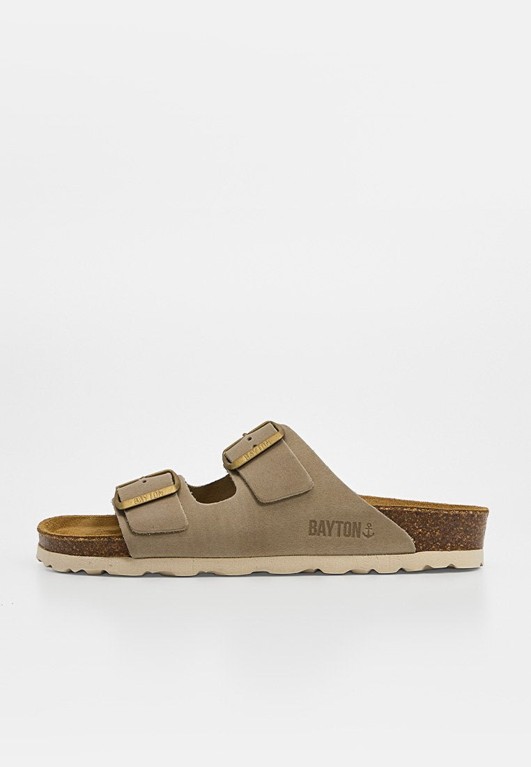 Braune offene Sandale mit zwei verstellbaren Riemen und Kork-Fußbett, mit "BAYTON"-Markierung an der Seite und Schnallen.