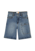 Jeansshorts in Hellblau mit einem ausgewaschenen Finish, fünf Taschen und dezenten Nähdetails. Mit einem Knopfverschluss und Gürtelschlaufen.
