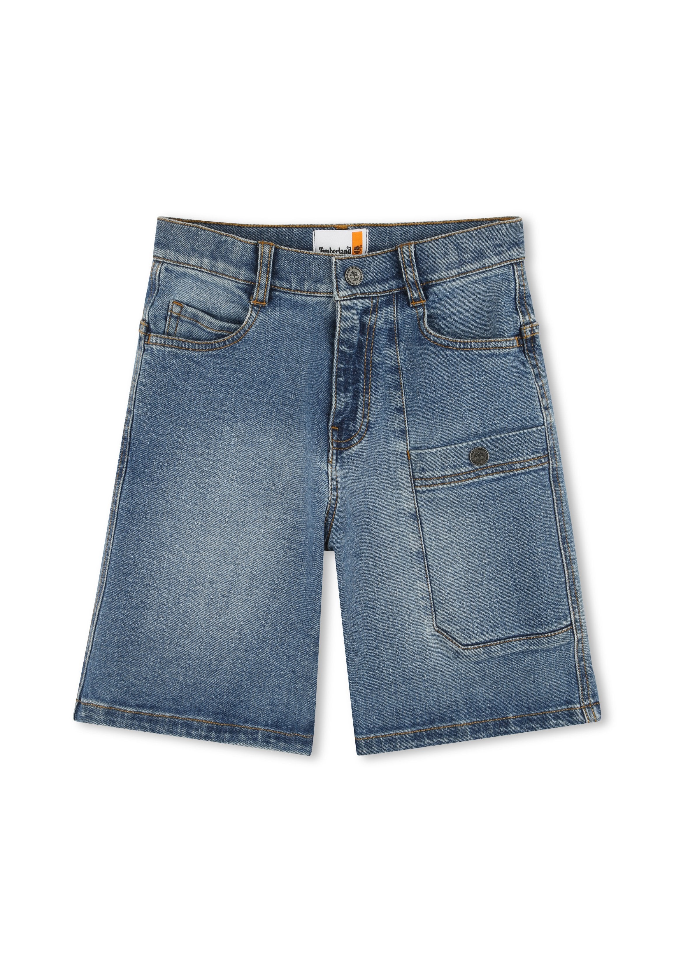 Jeansshorts in Hellblau mit einem ausgewaschenen Finish, fünf Taschen und dezenten Nähdetails. Mit einem Knopfverschluss und Gürtelschlaufen.