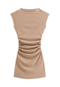 Beiges, figurbetontes Kleid mit kurzen Ärmeln, gerafften Seiten und hohem, rundem Ausschnitt, flach auf weißem Hintergrund präsentiert.