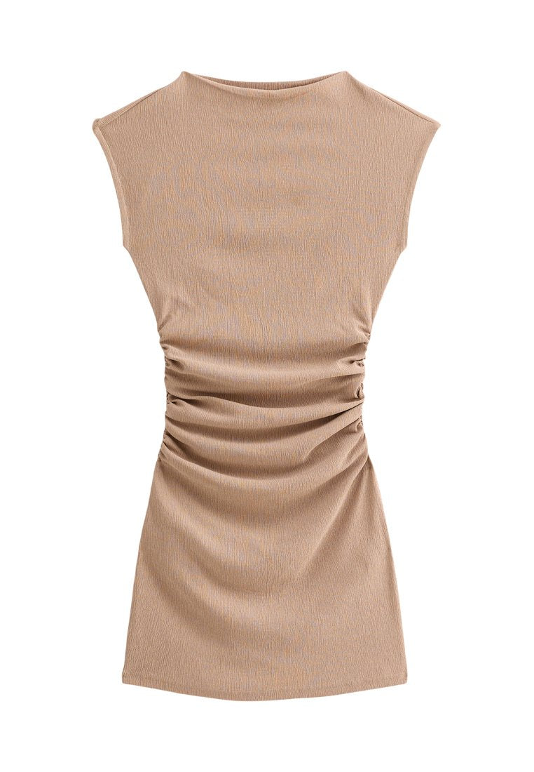 Beiges, figurbetontes Kleid mit kurzen Ärmeln, gerafften Seiten und hohem, rundem Ausschnitt, flach auf weißem Hintergrund präsentiert.