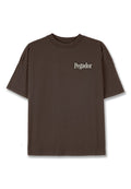 Braunes Baumwoll-T-Shirt mit Rundhalsausschnitt, kurzen Ärmeln und einem kleinen weißen "Pegador"-Logo auf der Brust. Glatte Textur, lässige Passform.