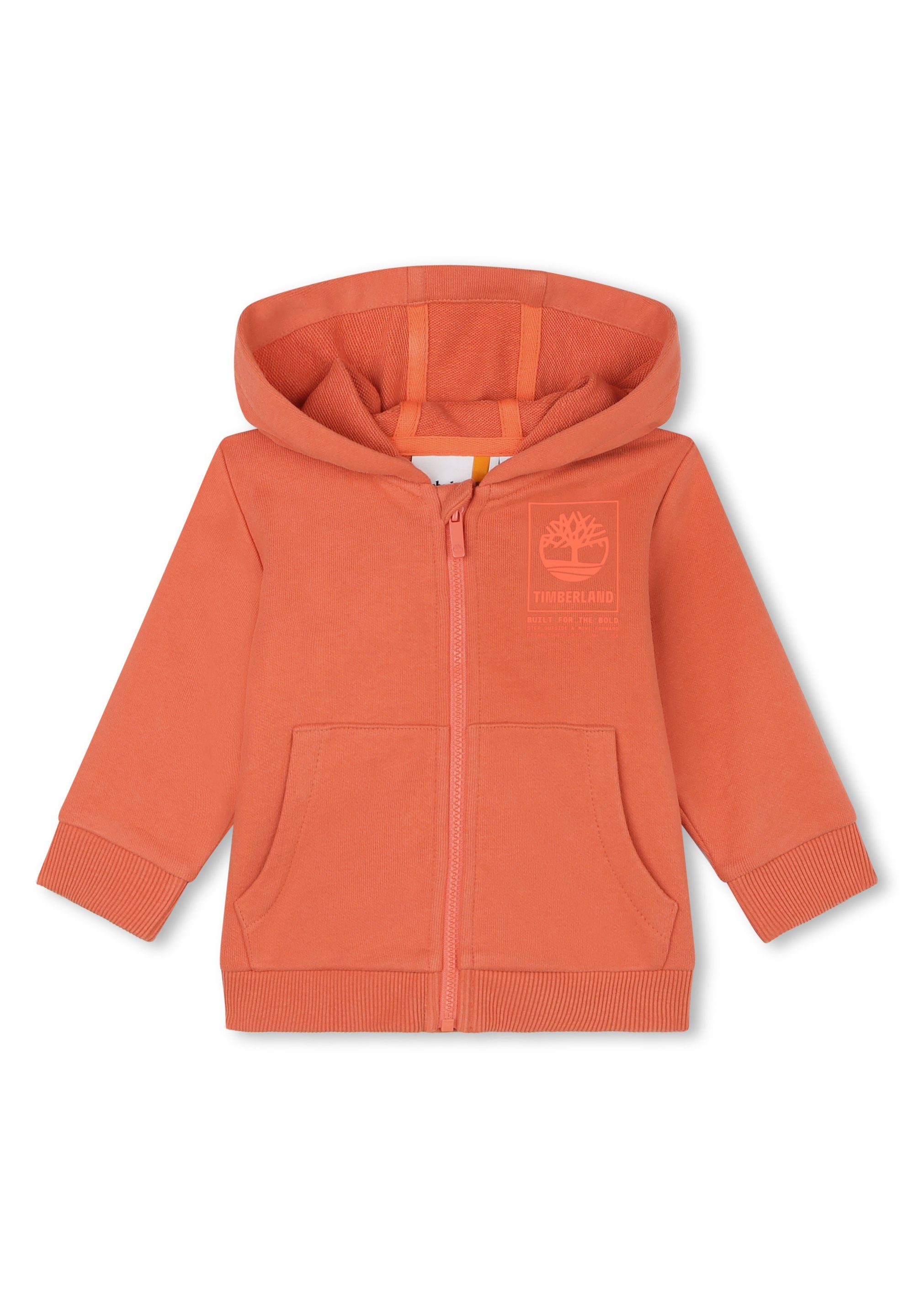 Orange Reißverschluss-Hoodie aus weichem Stoff, mit einer Fronttasche, gerippten Bündchen und einem Logodesign auf der linken Brustseite.