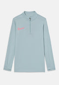 Himmelblauer Langarmpullover aus weichem Stoff, mit einem halben Reißverschluss und einem pinken Nike-Logo auf der linken Brust.