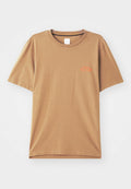 Braunes T-Shirt mit kurzen Ärmeln aus Baumwolle, runder Ausschnitt, mit kleinem orangefarbenem Text auf der Brust und einer lockeren Passform.