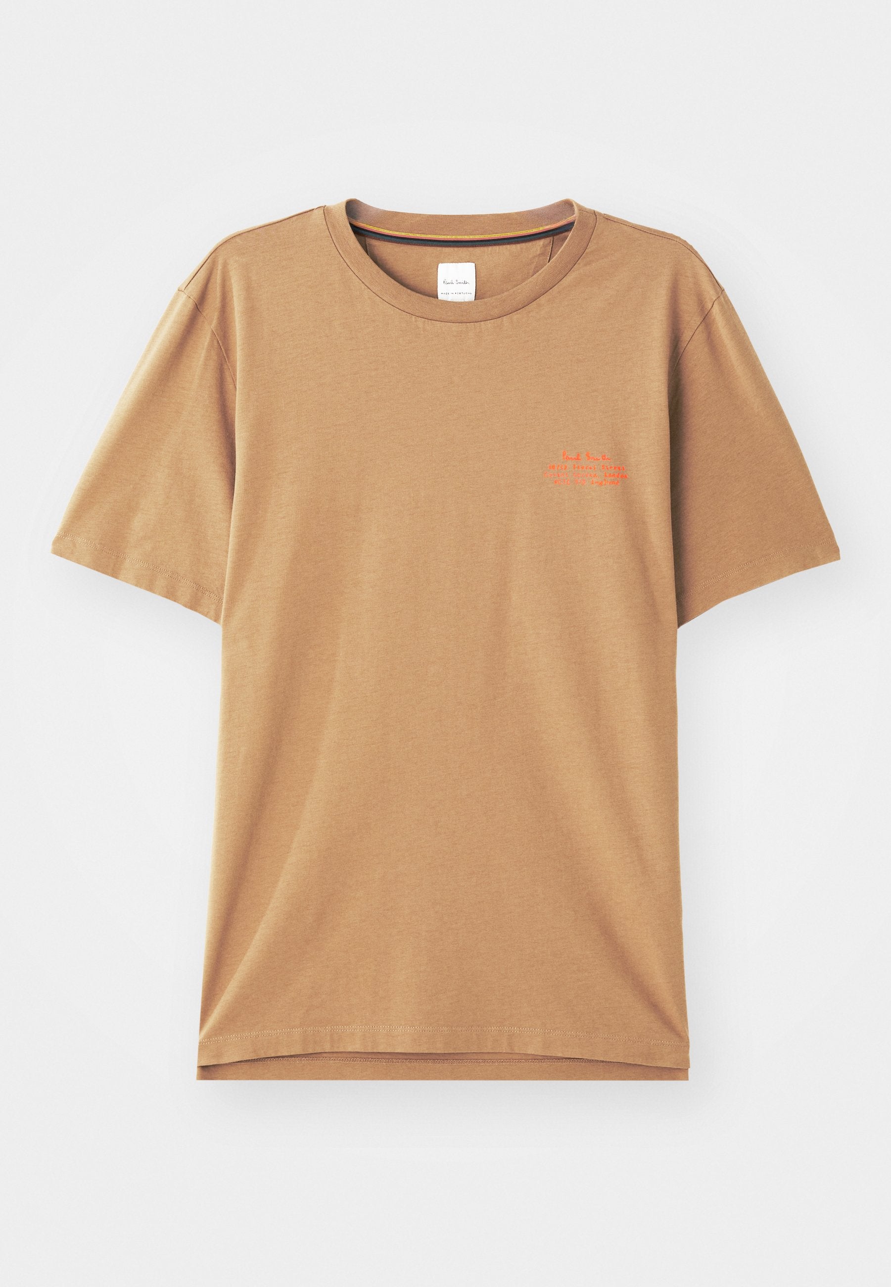 Braunes T-Shirt mit kurzen Ärmeln aus Baumwolle, runder Ausschnitt, mit kleinem orangefarbenem Text auf der Brust und einer lockeren Passform.