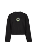 Schwarzes, kurzes Sweatshirt mit langen Ärmeln, das auf der Vorderseite ein kreisförmiges grünes und gelbes Grafikdesign einer Sonne zeigt. Weicher Stoff.