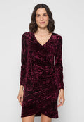 Bordeaux-rotes Samtkleid mit langen Ärmeln, einem V-Ausschnitt und einem gerafften Design. Der Stoff hat ein strukturiertes, zerknittertes Aussehen.