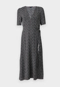 Schwarzes Wickelkleid mit kurzen Ärmeln, versehen mit einem floralen Muster in Weiß und Rot. Hergestellt aus leichtem Stoff mit einem V-Ausschnitt-Design.