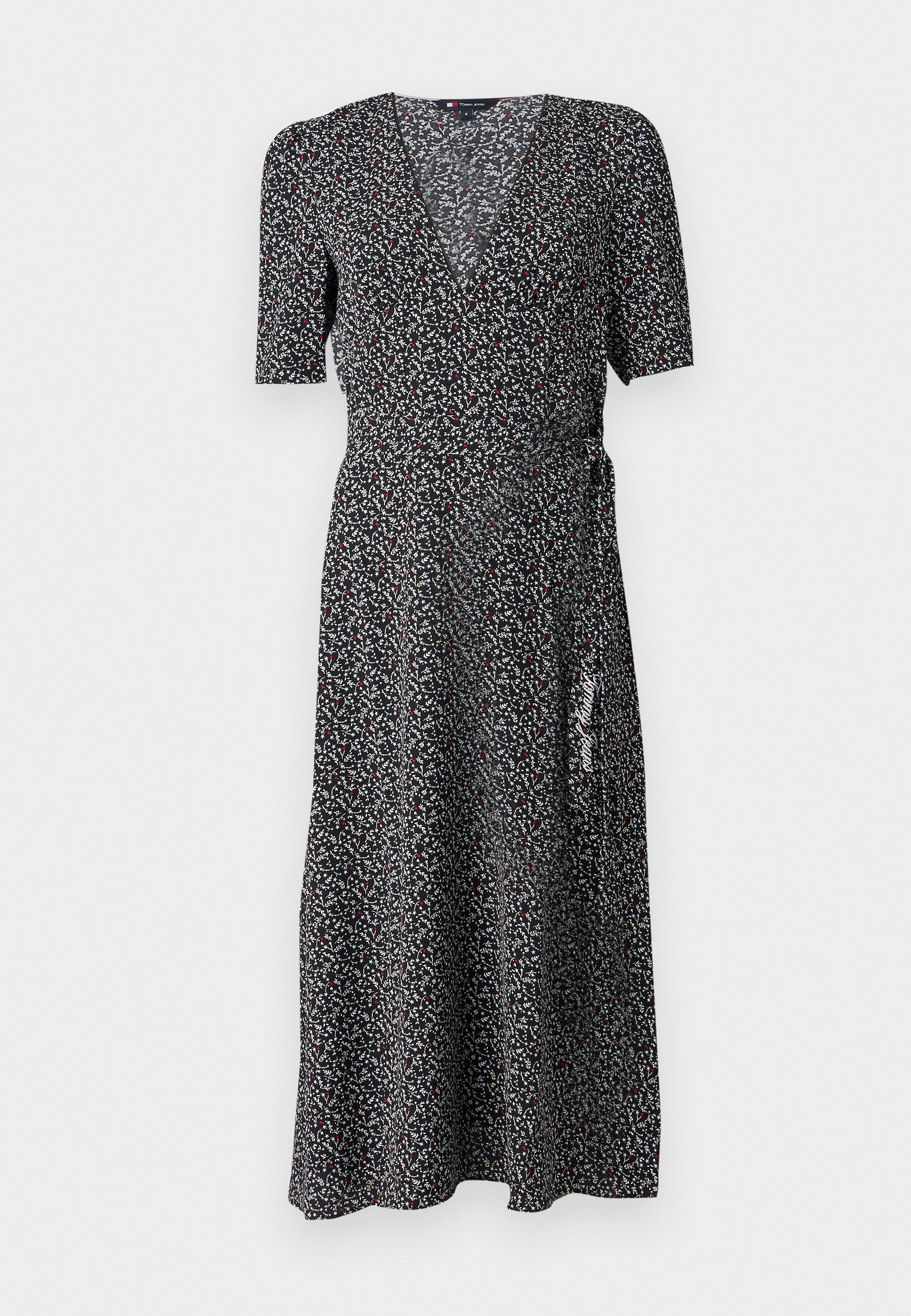 Schwarzes Wickelkleid mit kurzen Ärmeln, versehen mit einem floralen Muster in Weiß und Rot. Hergestellt aus leichtem Stoff mit einem V-Ausschnitt-Design.