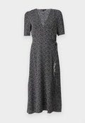 Schwarzes Wickelkleid mit kurzen Ärmeln, versehen mit einem floralen Muster in Weiß und Rot. Hergestellt aus leichtem Stoff mit einem V-Ausschnitt-Design.