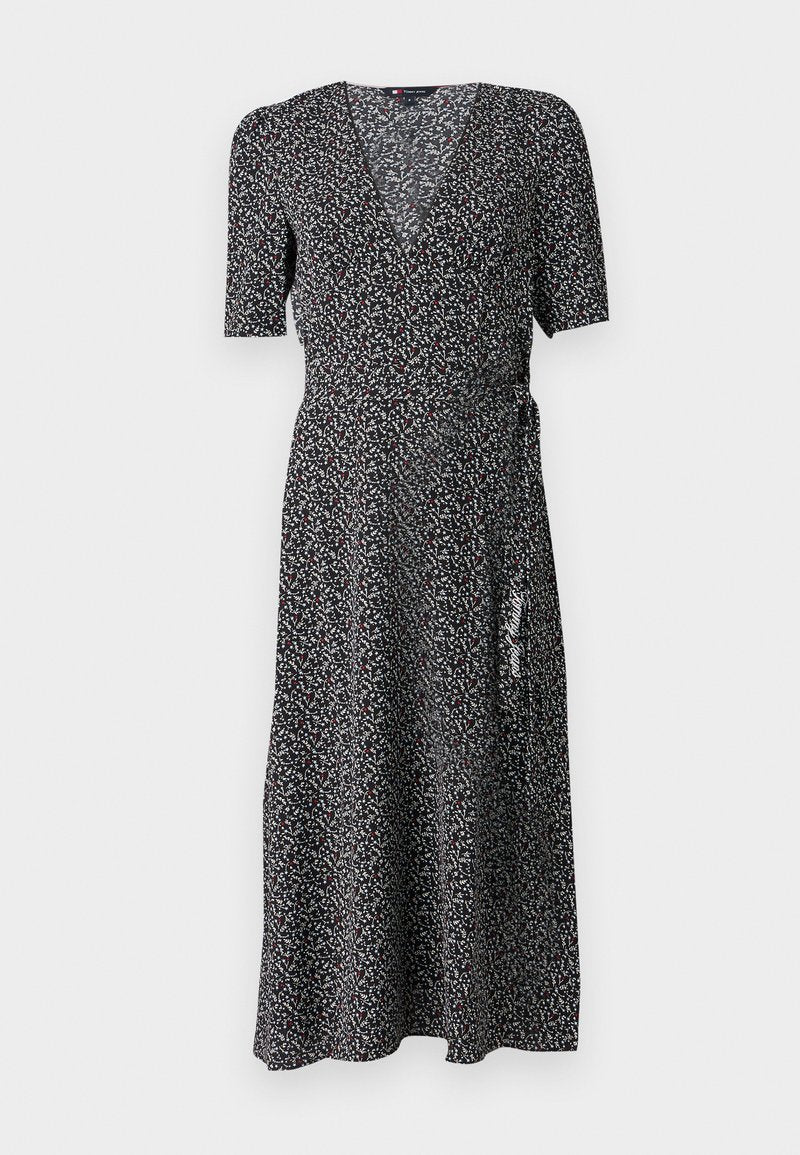 Schwarzes Wickelkleid mit kurzen Ärmeln, versehen mit einem floralen Muster in Weiß und Rot. Hergestellt aus leichtem Stoff mit einem V-Ausschnitt-Design.