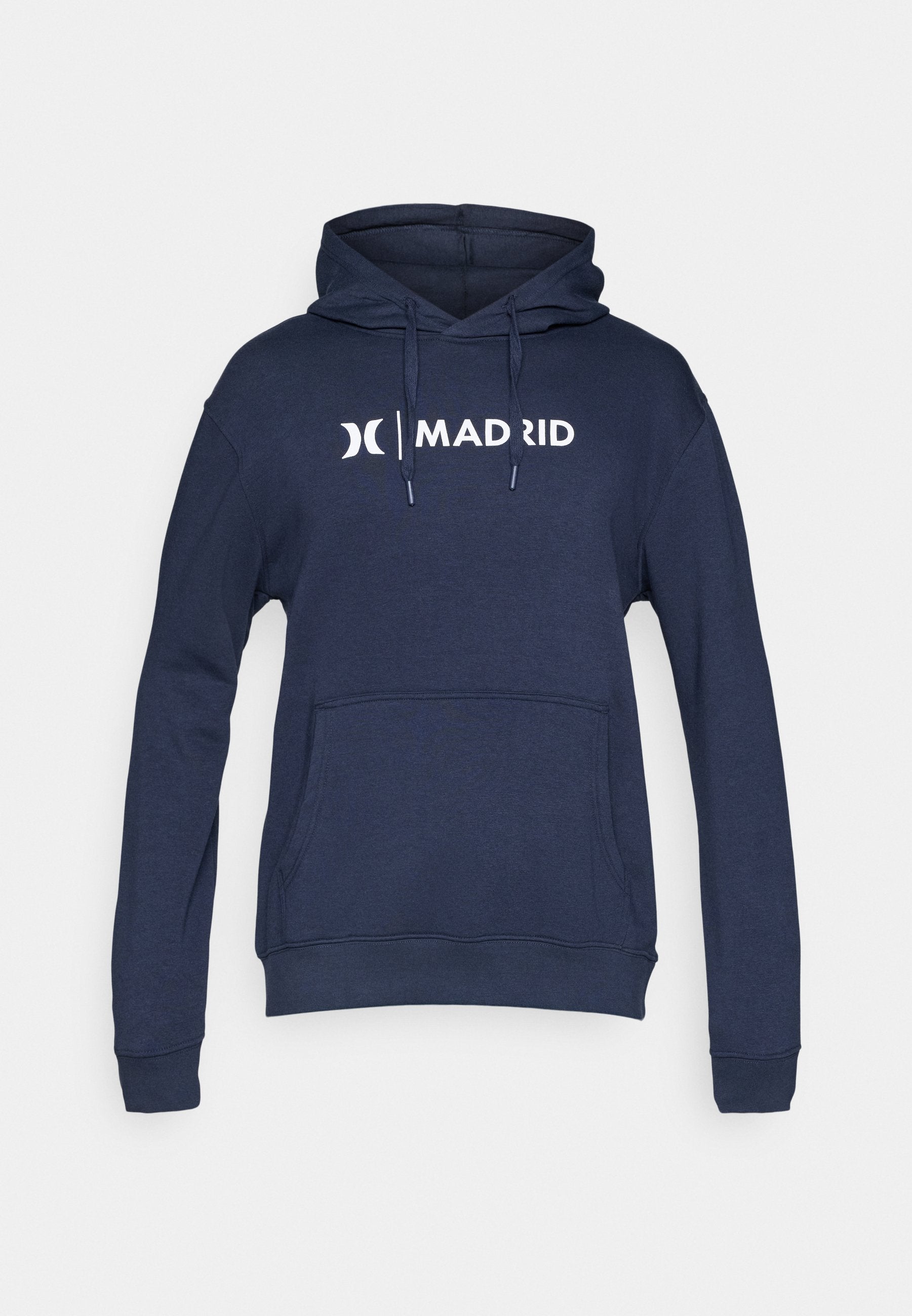 Dunkelblaues Kapuzensweatshirt aus weichem Stoff, mit einer frontalen Tasche und einem weißen "MADRID"-Logo auf der Brust gedruckt.