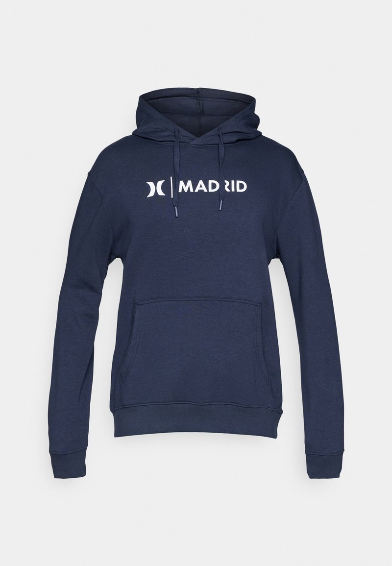Dunkelblaues Kapuzensweatshirt aus weichem Stoff, mit einer frontalen Tasche und einem weißen "MADRID"-Logo auf der Brust gedruckt.
