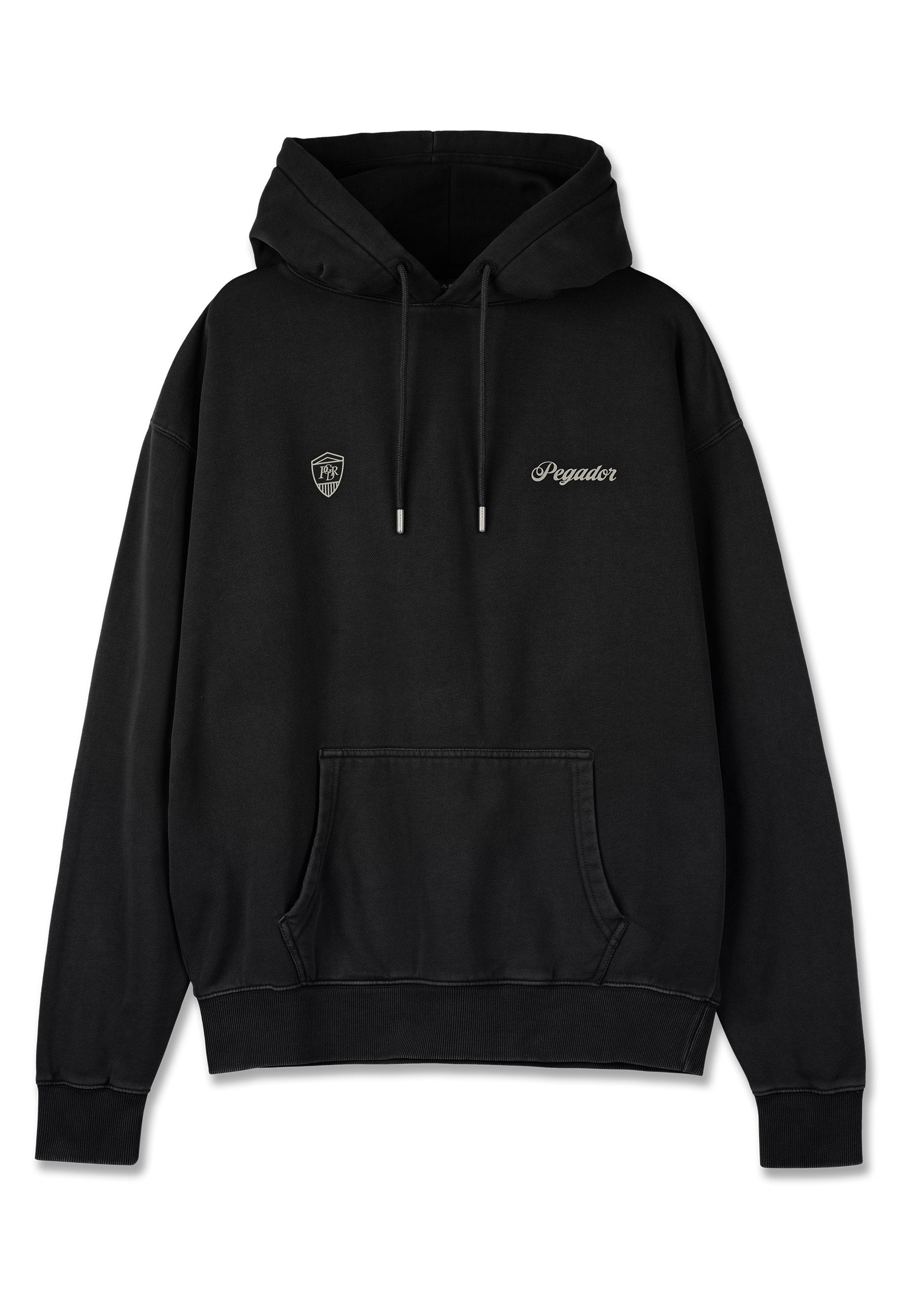 Schwarzer Hoodie aus Baumwolle, mit einer vorderen Kängurutasche, Kordeln und gestickten Logos auf der Brust und dem Ärmel.