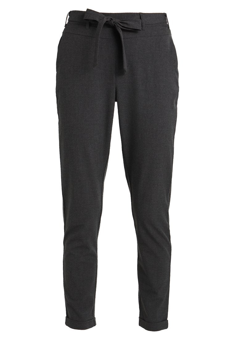Dunkelgraue Hose mit einem Gürteltaille, schmal zulaufenden Beinen, umgeschlagenen Säumen und einer glatten Textur mit einem subtilen Muster.