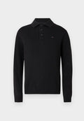 Schwarzer, gestrickter Polopullover mit Kragen, Drei-Knopf-Verschluss und gerippten Bündchen. Verfügt über ein kleines Logo auf der Brust.