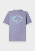 Lavender farbene Baumwoll-T-Shirt mit kurzen Ärmeln, versehen mit türkisfarbenem gesticktem Text "TOMMY JEANS NEW YORK CITY." Runder Halsausschnitt, lockere Passform.