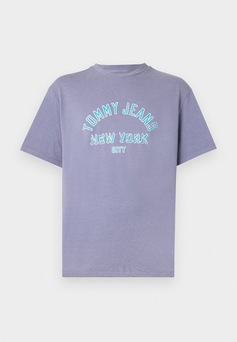 Lavender farbene Baumwoll-T-Shirt mit kurzen Ärmeln, versehen mit türkisfarbenem gesticktem Text "TOMMY JEANS NEW YORK CITY." Runder Halsausschnitt, lockere Passform.