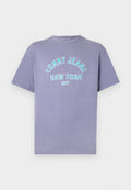 Lavender farbene Baumwoll-T-Shirt mit kurzen Ärmeln, versehen mit türkisfarbenem gesticktem Text "TOMMY JEANS NEW YORK CITY." Runder Halsausschnitt, lockere Passform.
