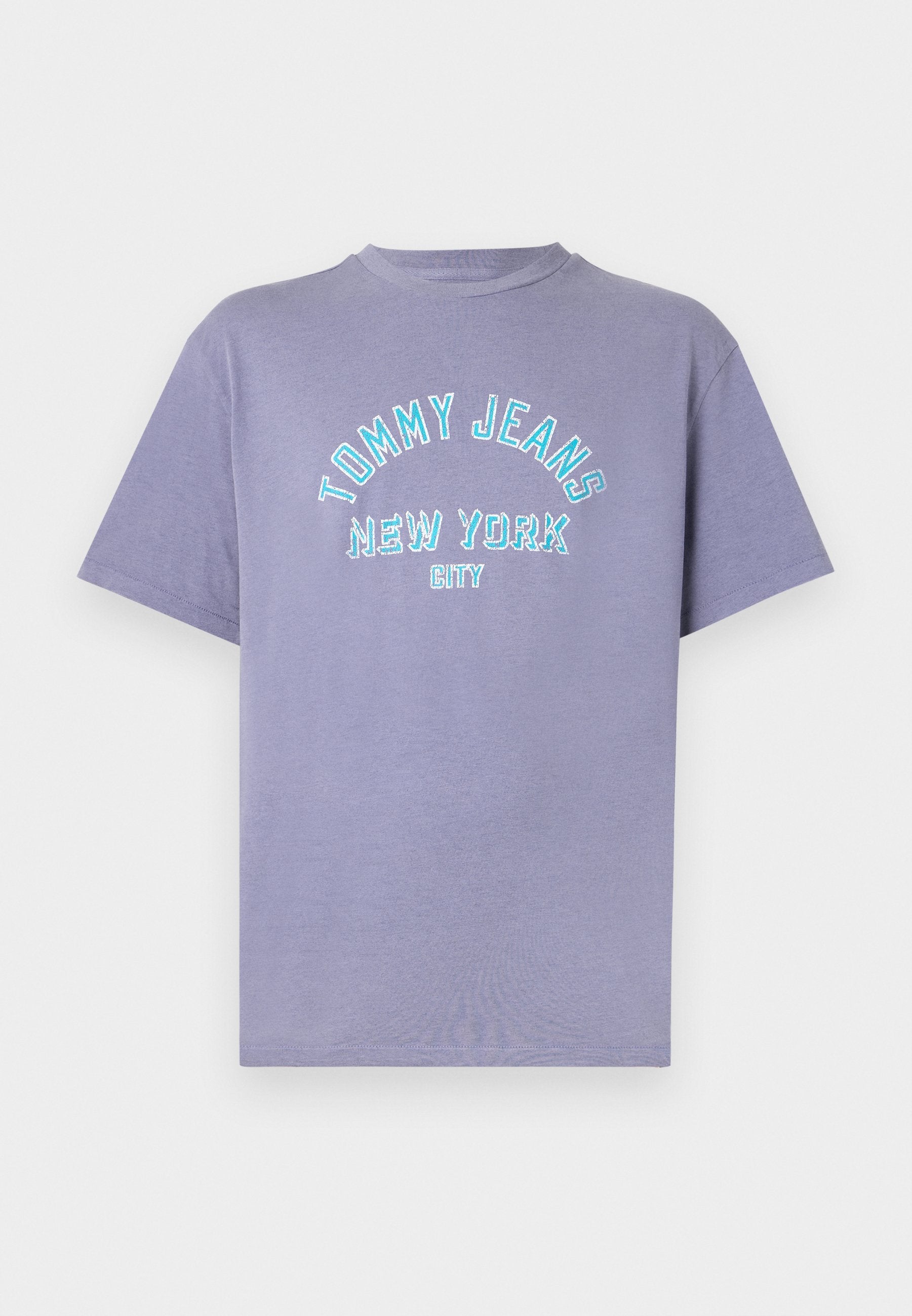 Lavender farbene Baumwoll-T-Shirt mit kurzen Ärmeln, versehen mit türkisfarbenem gesticktem Text "TOMMY JEANS NEW YORK CITY." Runder Halsausschnitt, lockere Passform.