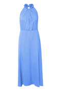Blaues Halterkleid mit einem Schlüssel-ausschnitt, drapiertem Stoff und fließender Silhouette, aus leichtem Material mit glatter Textur.