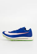 Blauer Sportschuh mit weißen und orangefarbenen Akzenten, strukturiertem Obermaterial, durchgehendem Absatz und grünem Gummisohle mit Traktionsspikes.