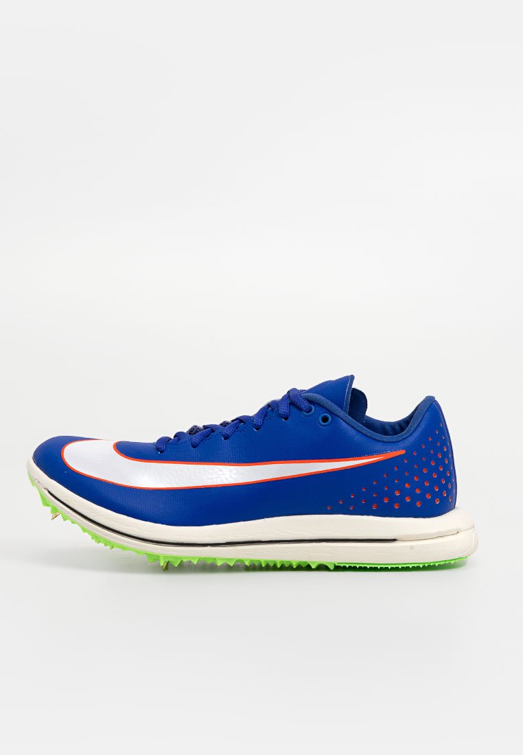 Blauer Sportschuh mit weißen und orangefarbenen Akzenten, strukturiertem Obermaterial, durchgehendem Absatz und grünem Gummisohle mit Traktionsspikes.